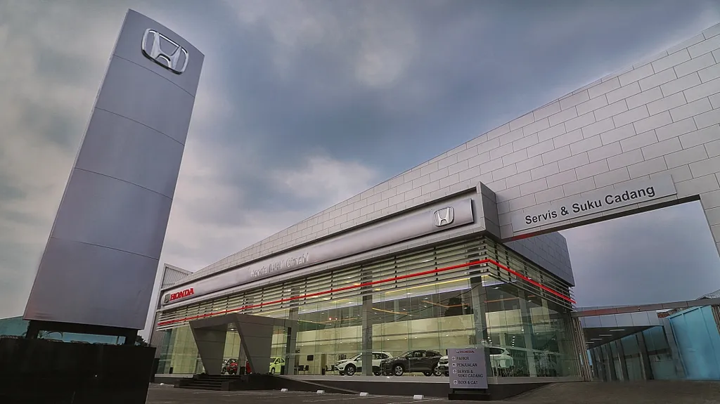 Gedung Honda IBRM Cimahi di bawah langit mendung
